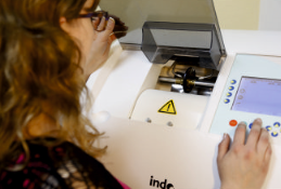 Randbearbeitung im CNC-Schleifautomaten Randbearbeitung im CNC-Schleifautomaten